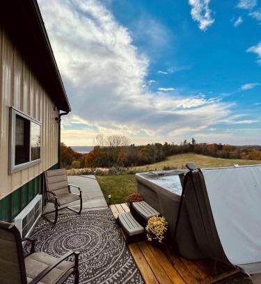 De Soto House | Barn On The Ridge - HOT TUB - Sleeps 6