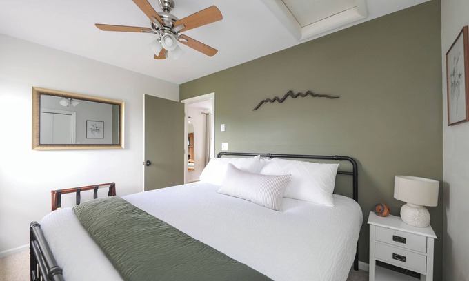 North Garden House | Barn Suite, Mountain Views & Hot tub, Pets OK!