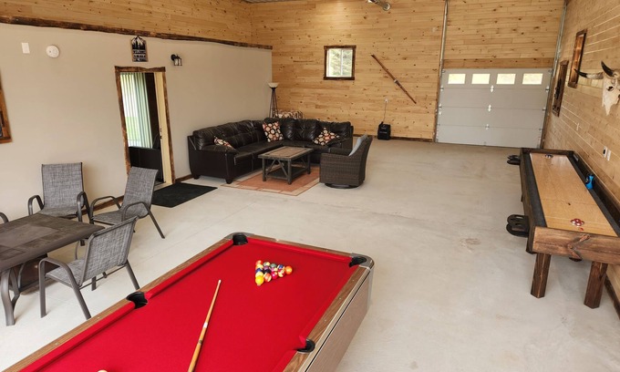 Luther House | BARNDOMINIUM "Knotty Pines Cabin", Minutes from ORV Trails.
