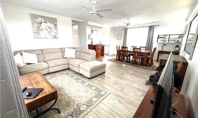 Barney Point Cottage | Barney Point Gem Space, Privacy & Perfect Location Walk to Beach, Cafes and Pub