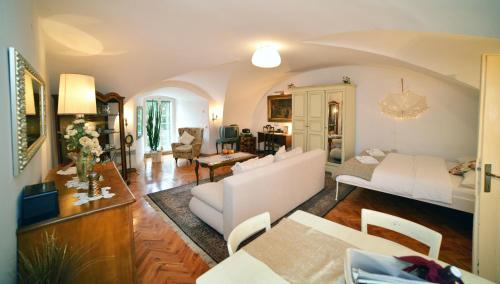 Donji Grad Apartment | Baroque