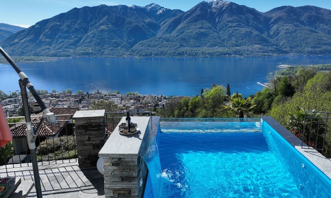 Brione sopra Minusio House | Barrier-free house with Jacuzzi, glass pool, PW charging station - dogs allowed!