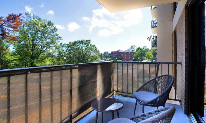 Clarendon Apartment | Barton Park Urban Retreat