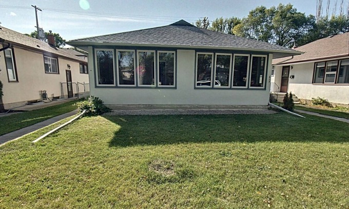 Tuxedo House | Basement 3 bdrm close to airport/everywhere Eat/Shop/Bus/Park/Cinema/Library ...