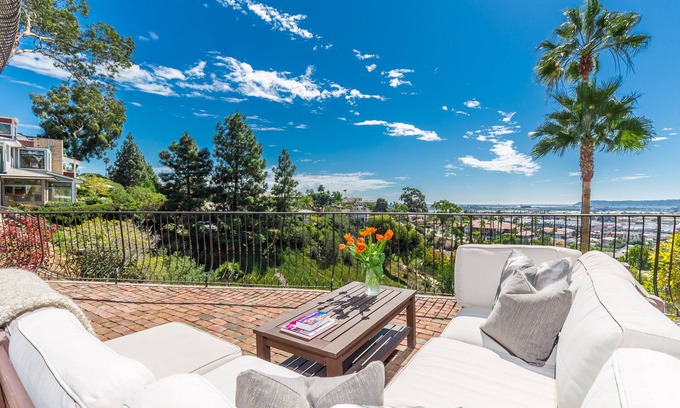 Mission Hills Apartment | Bask in San Diego Glory: Bay Views, Blissful Breezes, & Sunsets Bathed in Warmth