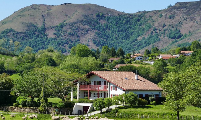 Louhossoa Apartment | BaskoParadis I Eco Gite I Bed 160 I Terrace I Panoramic view I Garden I Donkeys