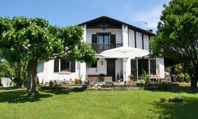 Ahetze Cottage | Basque house with picturesque views of the Pyrenees
