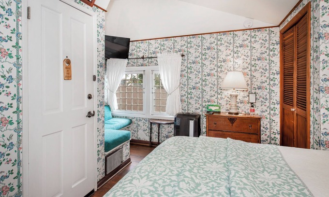Oak Park Bed & Breakfast | Bath Street Inn B & B