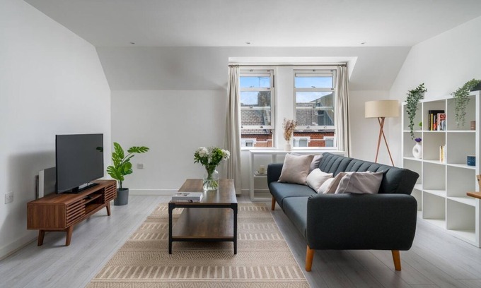 St. Mary's Park Apartment | Battersea Flat · Super Bright & Modern 3-bed home near Chelsea