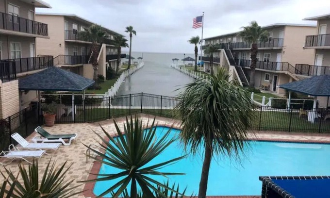 South Padre Island Condo | Bay Breeze Bungalow 1BR/1BA Fully Furnished Condo NO PETS