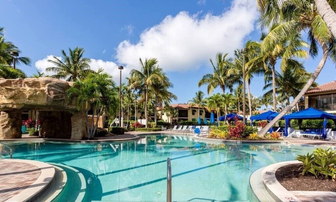 Royal Harbor Resort | Bay Bungalow at Naples Bay Resort
