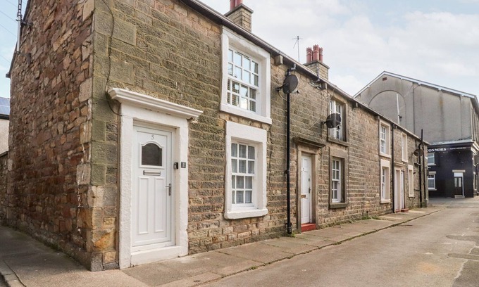 Morecambe House | BAY COTTAGE NO 5, family friendly, with a garden in Morecambe