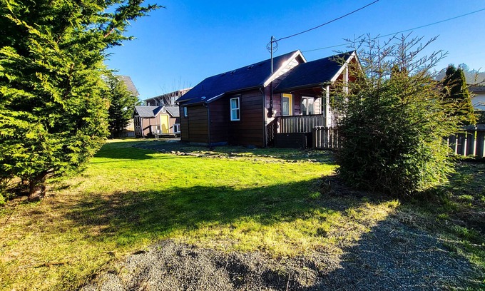 Waldport House | Bay Street Retreat - Waldport