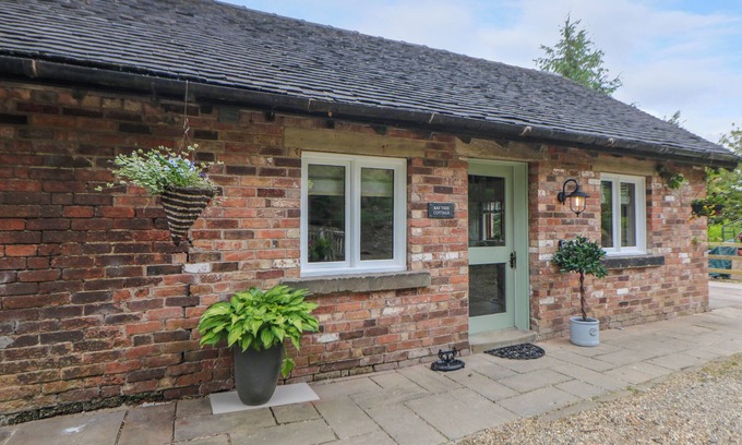 Turnditch Cottage | BAY TREE COTTAGE, pet friendly, with a garden in Belper