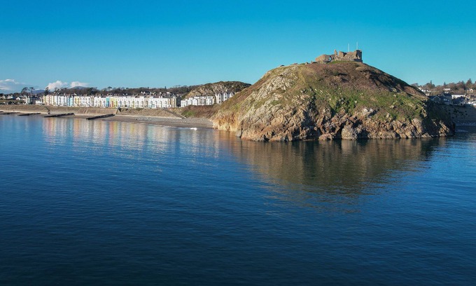 Criccieth House | Bay View and Glan y Mor, 5*, Seafront, Criccieth