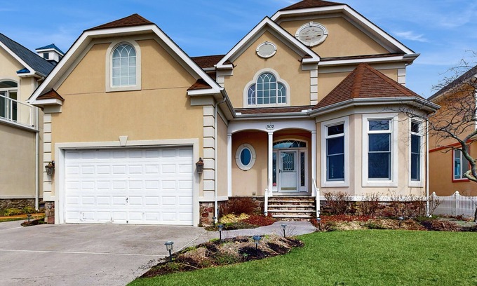 Heron Harbour Isle House | Bayfront home with WiFi, fireplace, & pool