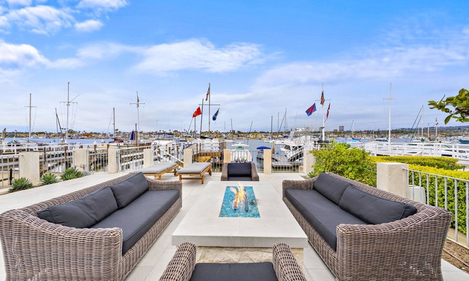 Balboa Peninsula House | Bayfront-Private Beach, Close to Pier, Fun Zone, Duffy