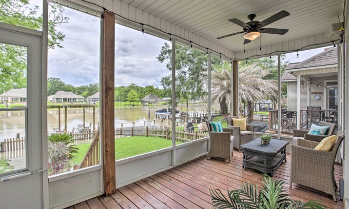 Maurepas House | Bayou Pierre Home: On the Diversion Canal!