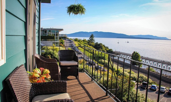 South Hill Apartment | Bayside Apartment #4- Top Floor Waterfront Views above Boulevard Park