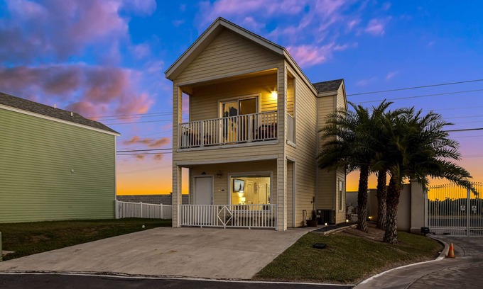 Port Isabel House | Bayview Casita- Balcony & views! Community Pool, hot tub, park. Dining & beach.