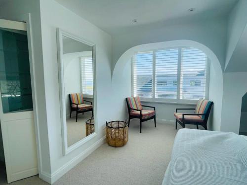 Trenance House | Baywatch Mawgan Porth Spacious Home sleeps 9, Games room, Parking & Garden