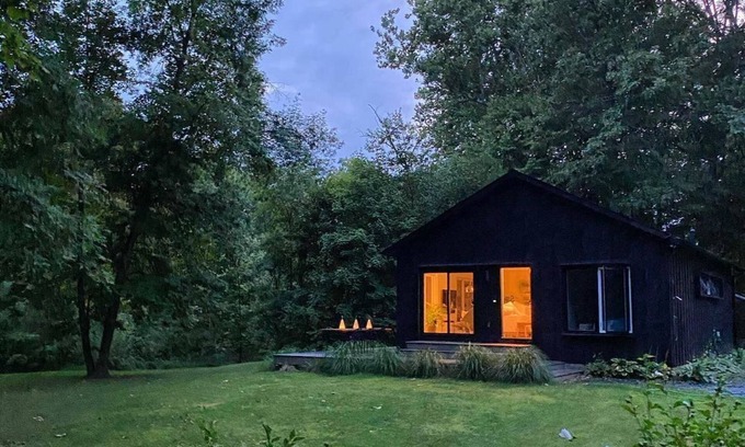 Poughkeepsie Cottage | Be in Nature at this Gorgeous Riverfront Cabin