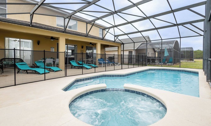 Lindfields House | Be Our Guest at Emerald Island – Grand Stay for 19 w/Private Pool & Game Room!