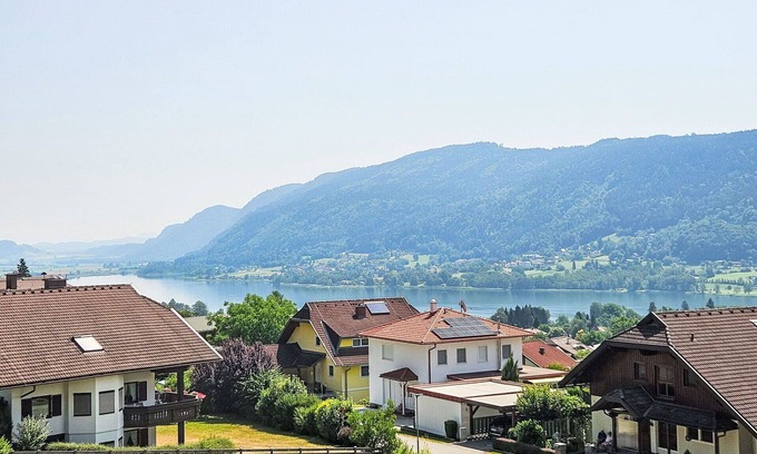 Bodensdorf House | Beautiful apartment in villa for 6 people with WIFI, TV, terrace, pets allowed and parking