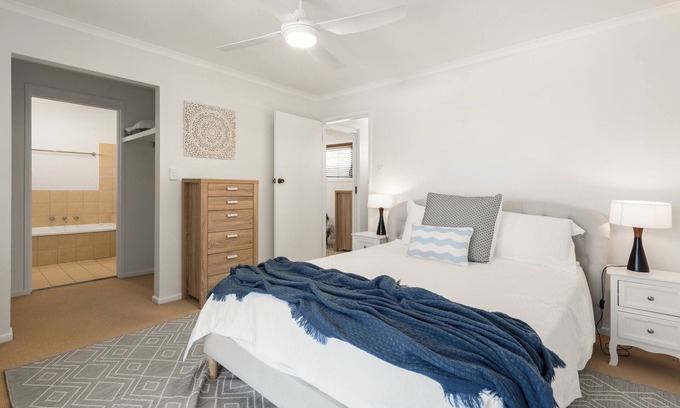 Emerald Beach House | Beach Cockatiel 1Bed Steps to beach, surf and sand - Couple's Getaway