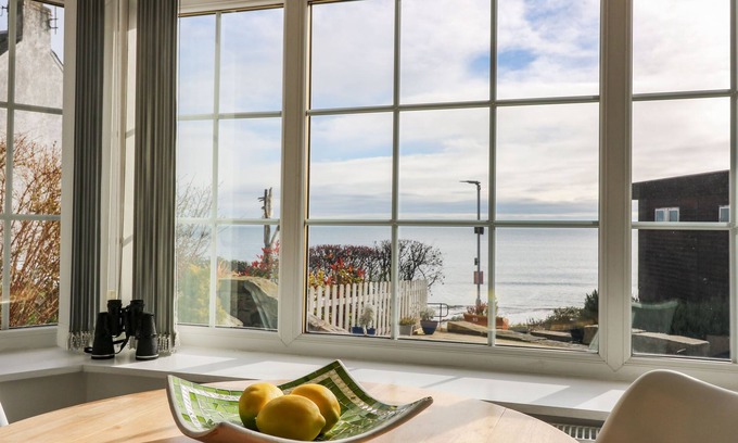 Kinghorn Cottage | BEACH COTTAGE, family friendly, country holiday cottage in Kinghorn