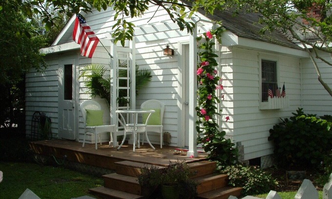 Historic Downtown Manteo Cottage | Beach cottage in the heart old town Manteo 0BX. 🐾 welcome