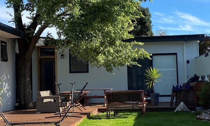 St Leonards House | Beach Escape, 7 min walk quiet beach Big Yard, Pets ,decks back front 3 Bath