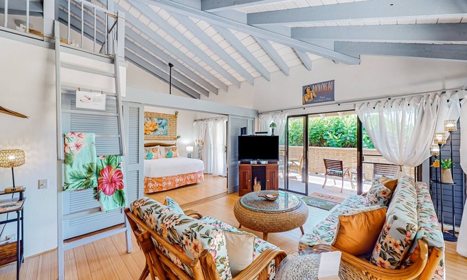 Maunaloa Condo | Beach/garden-view condo with wraparound lanai, pool, tennis courts, & hot tub