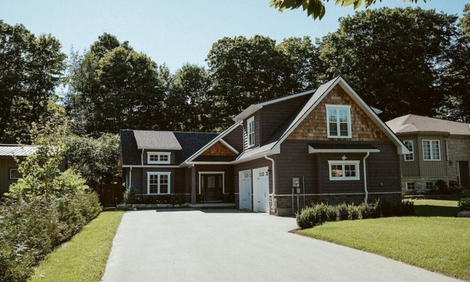Alcona Cottage | Beach House 5 Star Gem with a Muskoka room and Yoga Studio