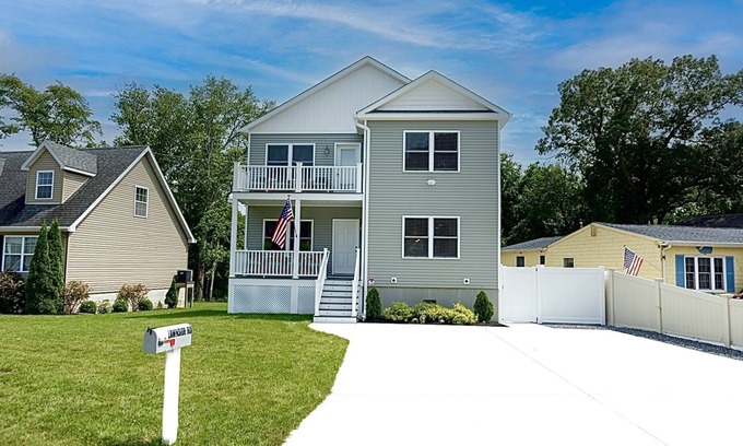 Town Bank House | Beach House CapeMay LINENS INCLUDED 1 block&a short 5min walk to Beach Sleeps 19