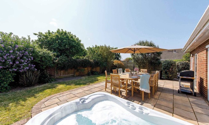 East Wittering House | Beach house for 10 with hot tub & garden
