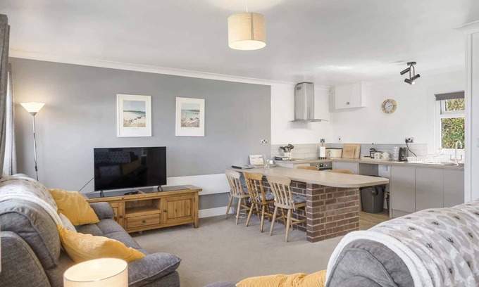 Rock House | Beach House & Garden in St Merryn, Private Parking