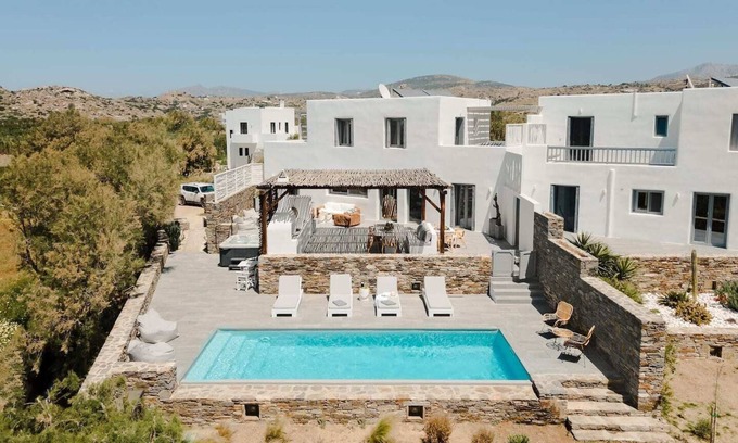 Maragas Villa | Beach House on Plaka Beach, Pool/Jacuzzi