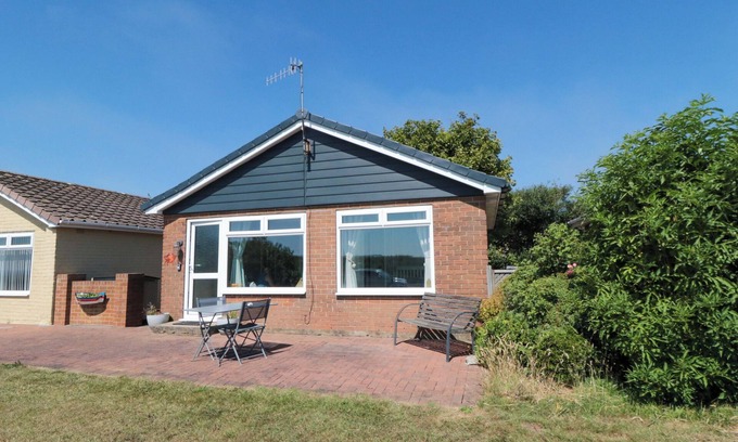 Muston Cottage | BEACH HOUSE, pet friendly, with a garden in Gristhorpe