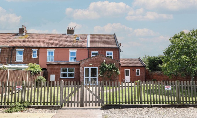 Winterton-on-Sea House | BEACH HOUSE, pet friendly, with a garden in Winterton-On-Sea