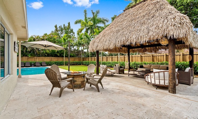 Plantation House | BEACH HOUSE ~ tiki hut & heated pool ~ family getaway