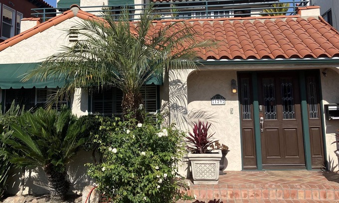 Belmont Shore House | Beach house with 300 gallon salt water fish tank, pool table and jacuzzi on roof