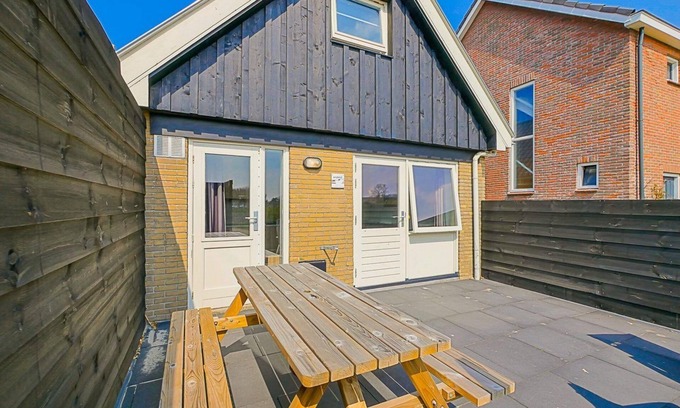 Callantsoog House | Beach Life: Enjoy a cozy and modern stay in the heart of Callantsoog, with a beautiful view of the 'duck pond'
