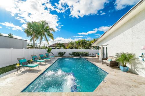 Singer Island House | Beach Luxury, 4B- 3B Heated Pool, Infinity Spa, Cabana with Outdoor Kitchen and TV, BBQ, Golden Tee Arcade, Walk to Beach! Sleeps 10