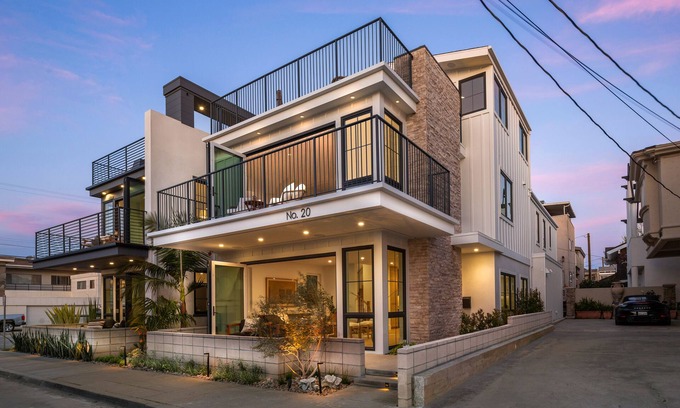 Peninsula House | Beach Paradise - Stunning 3-Story on Long Beach Peninsula! Walk to Beach & More