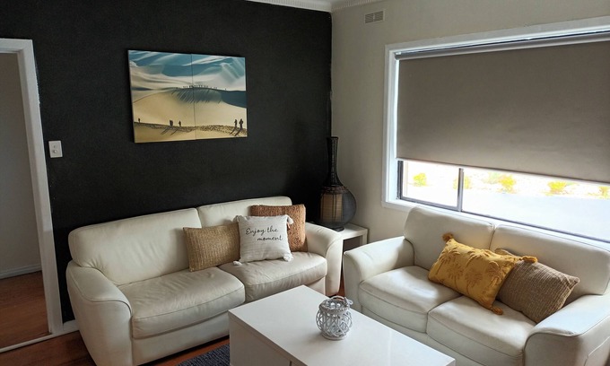 Capel Sound House | Beach Retreat House with Fire Pit near Hot Springs