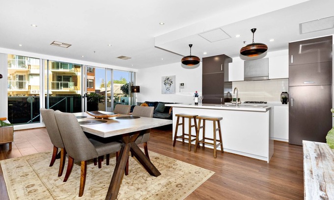Glenelg Apartment | Beach Retreat Townhouse Glenelg