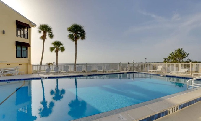 Port Charlotte Condo | Beach Retreat w/Pool & Fishing Dock