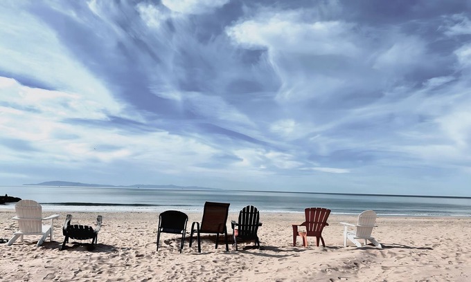 Pierpont Bay Apartment | Beach View Cozy Loft 42 Steps to the beach + AC
