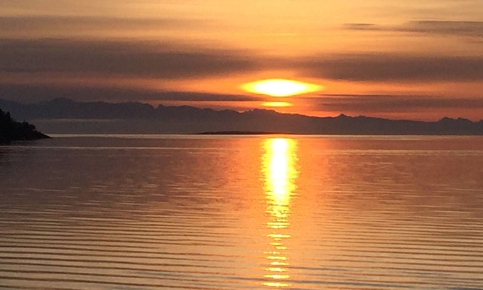 Departure Bay House | Beachfront - 2 Bedrooms, Kids and Pets welcome.